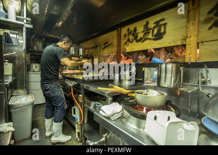 Dans la cuisine travailleur ramen shop, Tokyo, Japon Banque D'Images