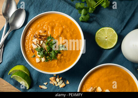 Thai Sweet maison soupe de pommes de terre avec la coriandre et amandes Banque D'Images