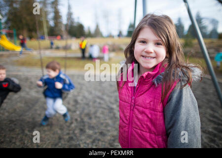 Portrait de fille sur la cour de l'école Banque D'Images