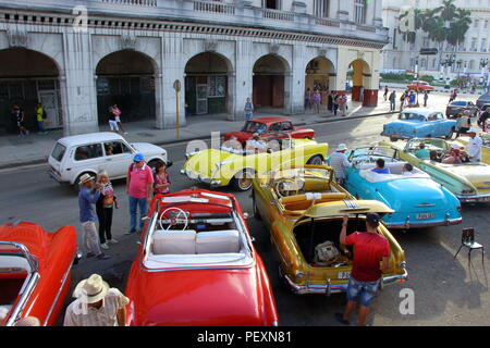 La Havane, Cuba, scène de rue, voitures américaines Banque D'Images