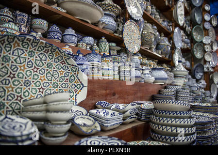 La céramique en vente dans les souks de Marrakech, Maroc Banque D'Images