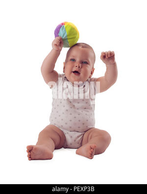 Adorable bébé a soulevé le ballon au-dessus de sa tête. Isolé sur fond blanc Banque D'Images