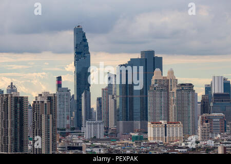 Une belle vue de Bangkok sur une journée nuageuse avec de nombreux gratte-ciel Banque D'Images