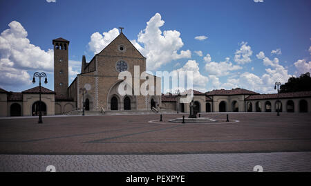 Lieu de culte du Très Saint Sacrement de Notre Dame des Anges, officieusement connu sous le nom de Monastère OLAM de culte, est un important lieu de culte catholique romain à AL Banque D'Images