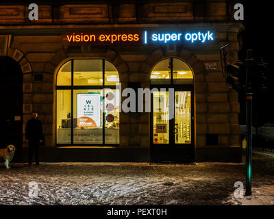 Cracovie, Pologne - 20 mars 2018 : Vision Express Super Optkyk la nuit Banque D'Images