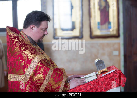 Biélorussie, Minsk, le 29 avril 2018. Église de Volotovo. Le Prêtre lit une prière au baptême Banque D'Images