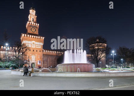 Milan, square, Italie. Chemin piétonnier public devant le Castello Sforzesco (Château des Sforza) Entrée principale Banque D'Images