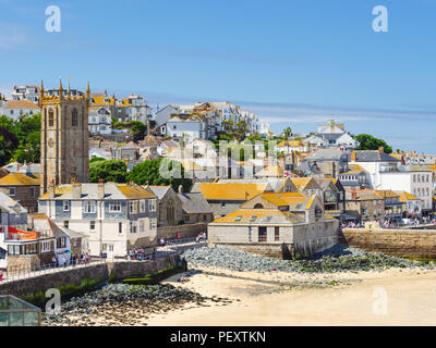 ST Ives, Angleterre - le 19 juin : l'église St La situé au milieu de la ville et de la plage de St Ives en Cornouailles. À St Ives, en Angleterre. Le 19 juin 2018. Banque D'Images