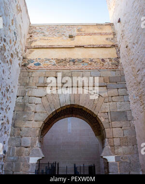 Shoehorse Alpendiz arch de Puerta del, à l'Alcazaba de Badajoz, ancienne citadelle mauresque, Estrémadure, Espagne. Porte d'Alpendiz Banque D'Images