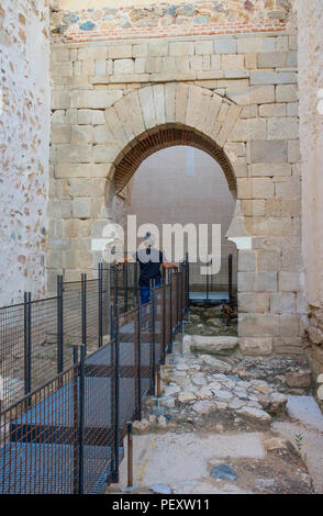 Visiteur à marcher vers shoehorse arch de l'Alcazaba de Badajoz, une ancienne citadelle mauresque, Estrémadure, Espagne. Porte d'Alpendiz Banque D'Images