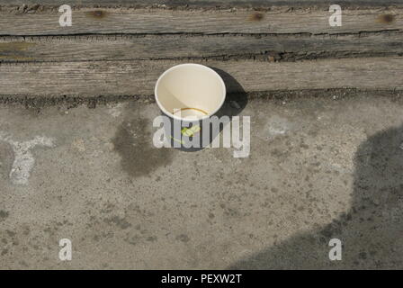 Tasse de café abandonnée Banque D'Images