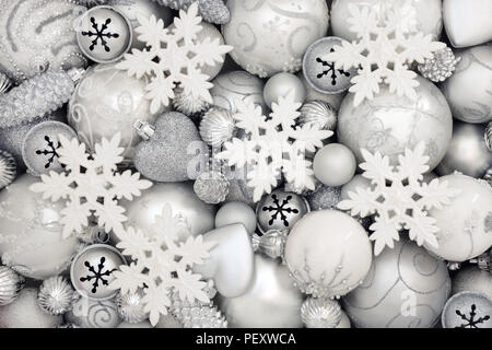 Blanc et argent avec des décorations de noël flocons, cloches, cocottes, balles et boules en forme de coeur. Résumé fond traditionnels pour Banque D'Images