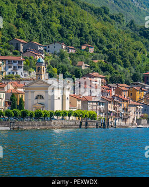 Colonno, village coloré donnant sur le lac de Côme, Lombardie, Italie. Banque D'Images