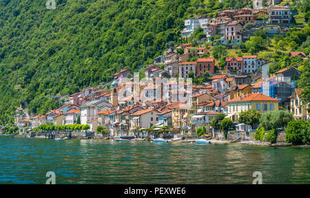 Colonno, village coloré donnant sur le lac de Côme, Lombardie, Italie. Banque D'Images