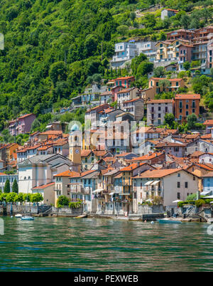 Colonno, village coloré donnant sur le lac de Côme, Lombardie, Italie. Banque D'Images