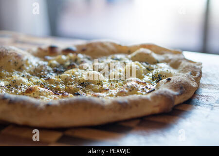 L'ail pain pizza cuite sur planche à découper en bois Banque D'Images