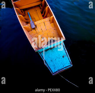 Seul Bateau de couleur vive d'en haut Banque D'Images