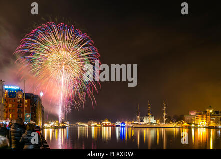 D'artifice à Bergen (Norvège), à la veille du jour de célébration. Banque D'Images