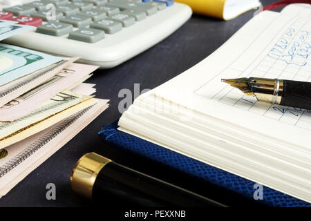 Accueil budget et finances personnelles. L'argent et le bloc-notes. Banque D'Images