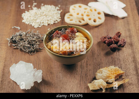 Vietnamiens assorties dessert : gelée blanche Lotus foots , champignons, algues et jujube au sirop Banque D'Images