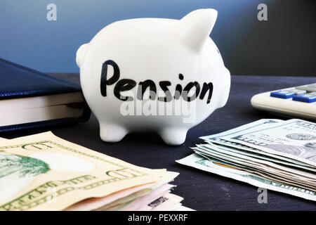 Tirelire avec Word et de pension de l'argent. La planification de la retraite. Banque D'Images