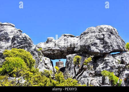 Belle Rock formation avec fynbos verte au premier plan. Une joie à observer comment l'équilibre des pierres d'une manière naturelle avec un point de vue à la cheminée. Banque D'Images