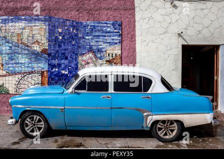 Vintage car en bleu sur Havana street Banque D'Images