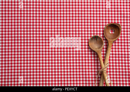 Des ustensiles de cuisine en bois sur pique-nique à carreaux rouge et blanc, nappe en vue de dessus, copy space Banque D'Images