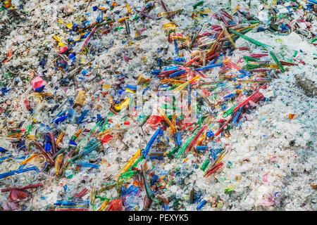 De nombreux petits morceaux de verre colorés sur une pile Banque D'Images