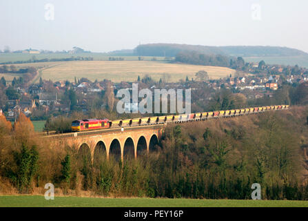 Un certain nombre de locomotives diesel de catégorie 60 60036 crossing Eynesford viaduc avec un train de wagons vides sur la pierre 15 mars 2006. Banque D'Images