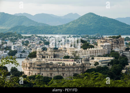 Palais de la ville et le lac Pichola, Udaipur, Rajasthan Banque D'Images