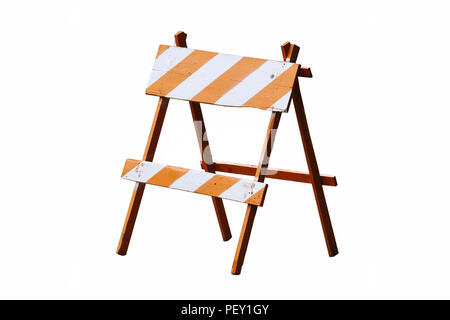 Orange et blanc en bois peint vintage road block ou comme barrière en bois du barricade avec quatre jambes isolé sur un fond blanc. Banque D'Images