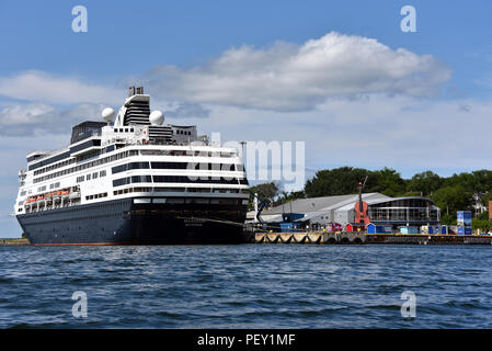 Sydney, Nouvelle-Écosse, Canada - 8 août 2018 : l'entreprise Holland America Massdam accosté près de la Joan Harris Cruise Pavilion, et le le plus grand violon du monde Banque D'Images