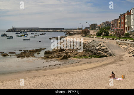 Femme en bikini sur la plage de Ribeira, La Guardia - Orense - province de Pontevedra, Galice, Espagne, Europe Banque D'Images