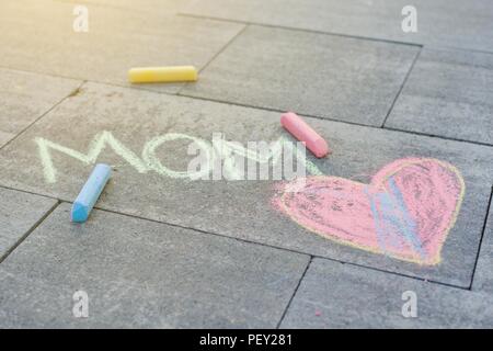 Maman d'amour. Crayons de couleur de dessins d'enfants sur l'asphalte Banque D'Images