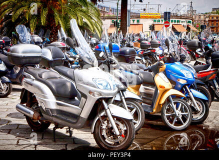 GENOVA, ITALIE - grand parking moto en plein air dans un quartier populaire de Gênes, Italie. Un scooter, habituellement un Vespa, est la meilleure façon de conduire en ville Banque D'Images