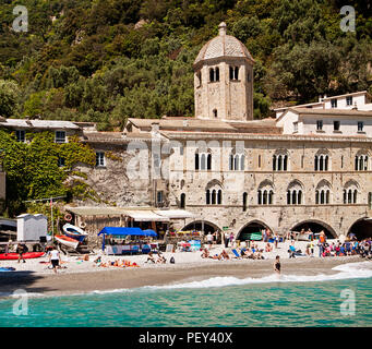 SAN FRUTTUOSO, ITALIE - 13 MAI 2013 Le port de San Fruttuoso Bay sur la côte ligure, près de Gênes, avec l'ancienne abbaye du 10e siècle Banque D'Images