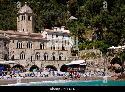 SAN FRUTTUOSO, ITALIE - 13 MAI 2013 Le port de San Fruttuoso Bay sur la côte ligure, près de Gênes, avec l'ancienne abbaye du 10e siècle Banque D'Images
