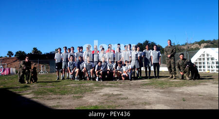 Plus de 30 rapaces Temecula Valley Soccer Club les membres posent avec les conducteurs de chien de travail militaire avec le 1er Bataillon de l'application de la loi, je Marine Expeditionary Force, au cours de la visite à Camp Pendleton, Californie, le 15 février 2016. Les Marines du 1er Groupe Logistique Maritime se sont réunis pour créer une véritable expérience maritime pour les garçons. La visite de trois jours de formation inclus avec les instructeurs, une démonstration des explosifs et munitions, le tir à l'intérieur de l'adresse au tir simulé formateur et un chien de travail militaire démonstration. (U.S. Marine Corps photo par le Sgt. Laura Gauna/libérés) Banque D'Images