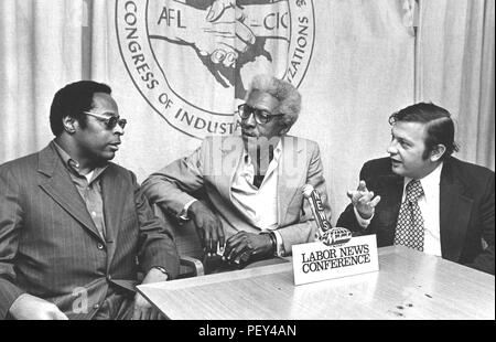 Paul Delaney, gauche, et Washington Star collègue Ron Sarro, extrême droite, la fin de l'entrevue défenseur des droits gay Baynard Rustin, centre, en 1968 à la Fédération américaine du travail et Congrès des organisations industrielles siège à Washington, D.C., pour discuter de la campagne des Pauvres au lendemain de l'assassinat de Dr. Martin Luther King Jr., "n'importe qui intéressé par le journalisme doit être audacieuse, audacieuse, et prêt à relever le défi," dit Delaney. "L'armée m'a appris au début de ne pas avoir peur, qu'il fait partie de certains hommes et femmes." (avec la permission de Paul Delaney) Banque D'Images