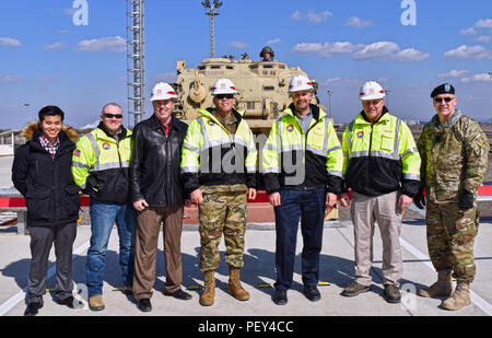 Le 17 février, la tête de ligne à Camp Humphreys a été officiellement ouvert en d'une cérémonie d'inauguration, et un ingénieur de suivi de véhicule de récupération a été le premier véhicule à rouler hors du train et sur la tête. Les membres clés de l'Extrême-Orient du quartier gare d'équipe d'exécution du projet étaient présents pour l'inauguration le mercredi 17 février, 2016 : Myles Esmele, ingénieur de projet ; Richard Butler, représentant de la construction ; Shane Kobialka, chef de service de la division de la gestion de projet ; le Maj Allison W. Fleurs, ingénieur de secteur adjoint ; David M. Talbot, ingénieur résident, famille logement bureau secondaire ; Greg Reiff Banque D'Images