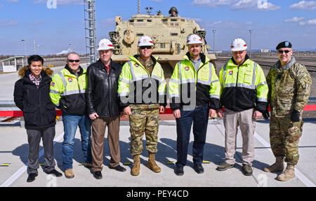 Le 17 février, la tête de ligne à Camp Humphreys a été officiellement ouvert en d'une cérémonie d'inauguration, et un ingénieur de suivi de véhicule de récupération a été le premier véhicule à rouler hors du train et sur la tête. Les membres clés de l'Extrême-Orient du quartier gare d'équipe d'exécution du projet étaient présents à la coupe du ruban : Myles Esmele, ingénieur de projet ; Richard Butler, représentant de la construction ; Shane Kobialka, chef de service de la division de la gestion de projet ; le Maj Allison W. Fleurs, ingénieur de secteur adjoint ; David M. Talbot, ingénieur résident, famille logement bureau secondaire ; Greg Reiff, ingénieur de secteur ; et le colonel St Banque D'Images