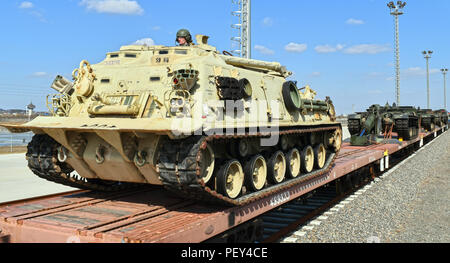 Le 17 février, la tête de ligne à Camp Humphreys a été officiellement ouvert en d'une cérémonie d'inauguration, et un ingénieur de suivi de véhicule de récupération a été le premier véhicule à rouler hors du train et sur la tête. Les membres clés de l'Extrême-Orient du quartier gare d'équipe d'exécution du projet étaient présents à la coupe du ruban : Myles Esmele, ingénieur de projet ; Richard Butler, représentant de la construction ; Shane Kobialka, chef de service de la division de la gestion de projet ; le Maj Allison W. Fleurs, ingénieur de secteur adjoint ; David M. Talbot, ingénieur résident, famille logement bureau secondaire ; Greg Reiff, ingénieur de secteur ; et le colonel St Banque D'Images