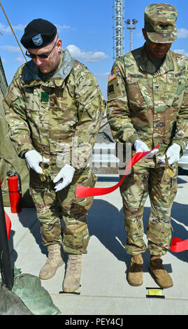 Le 17 février, la tête de ligne à Camp Humphreys a été officiellement ouvert en d'une cérémonie d'inauguration, et un ingénieur de suivi de véhicule de récupération a été le premier véhicule à rouler hors du train et sur la tête. Les membres clés de l'Extrême-Orient du quartier gare d'équipe d'exécution du projet étaient présents à la coupe du ruban : Myles Esmele, ingénieur de projet ; Richard Butler, représentant de la construction ; Shane Kobialka, chef de service de la division de la gestion de projet ; le Maj Allison W. Fleurs, ingénieur de secteur adjoint ; David M. Talbot, ingénieur résident, famille logement bureau secondaire ; Greg Reiff, ingénieur de secteur ; et le colonel St Banque D'Images