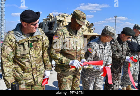 Le 17 février, la tête de ligne à Camp Humphreys a été officiellement ouvert en d'une cérémonie d'inauguration, et un ingénieur de suivi de véhicule de récupération a été le premier véhicule à rouler hors du train et sur la tête. Les membres clés de l'Extrême-Orient du quartier gare d'équipe d'exécution du projet étaient présents à la coupe du ruban : Myles Esmele, ingénieur de projet ; Richard Butler, représentant de la construction ; Shane Kobialka, chef de service de la division de la gestion de projet ; le Maj Allison W. Fleurs, ingénieur de secteur adjoint ; David M. Talbot, ingénieur résident, famille logement bureau secondaire ; Greg Reiff, ingénieur de secteur ; et le colonel St Banque D'Images