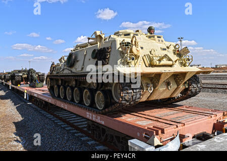 Le 17 février, la tête de ligne à Camp Humphreys a été officiellement ouvert en d'une cérémonie d'inauguration, et un ingénieur de suivi de véhicule de récupération a été le premier véhicule à rouler hors du train et sur la tête. Les membres clés de l'Extrême-Orient du quartier gare d'équipe d'exécution du projet étaient présents à la coupe du ruban : Myles Esmele, ingénieur de projet ; Richard Butler, représentant de la construction ; Shane Kobialka, chef de service de la division de la gestion de projet ; le Maj Allison W. Fleurs, ingénieur de secteur adjoint ; David M. Talbot, ingénieur résident, famille logement bureau secondaire ; Greg Reiff, ingénieur de secteur ; et le colonel St Banque D'Images