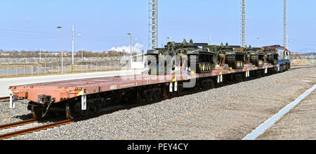 Le 17 février, la tête de ligne à Camp Humphreys a été officiellement ouvert en d'une cérémonie d'inauguration, et un ingénieur de suivi de véhicule de récupération a été le premier véhicule à rouler hors du train et sur la tête. Les membres clés de l'Extrême-Orient du quartier gare d'équipe d'exécution du projet étaient présents à la coupe du ruban : Myles Esmele, ingénieur de projet ; Richard Butler, représentant de la construction ; Shane Kobialka, chef de service de la division de la gestion de projet ; le Maj Allison W. Fleurs, ingénieur de secteur adjoint ; David M. Talbot, ingénieur résident, famille logement bureau secondaire ; Greg Reiff, ingénieur de secteur ; et le colonel St Banque D'Images