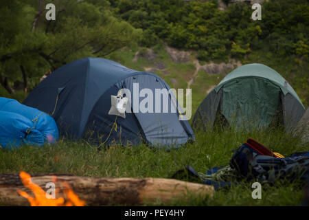 Photo de camp sur l'élimination du couvert forestier et touristique tentes Banque D'Images