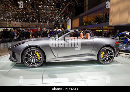 Genève, Suisse - 1 mars 2016 : Jaguar F-Type SVR voiture décapotable présentée à la 86e Salon International de l'Automobile de Genève. Banque D'Images