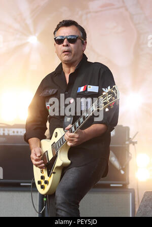 James Dean Bradfield, chanteur du groupe de rock de Manic Street Preachers, effectuant le premier jour de Rize Festival à Hylands Park, Chelmsford. PRESS ASSOCIATION. Photo date : vendredi, 17 août 2018. Crédit photo doit se lire : Isabel Infantes/PA Wire Banque D'Images